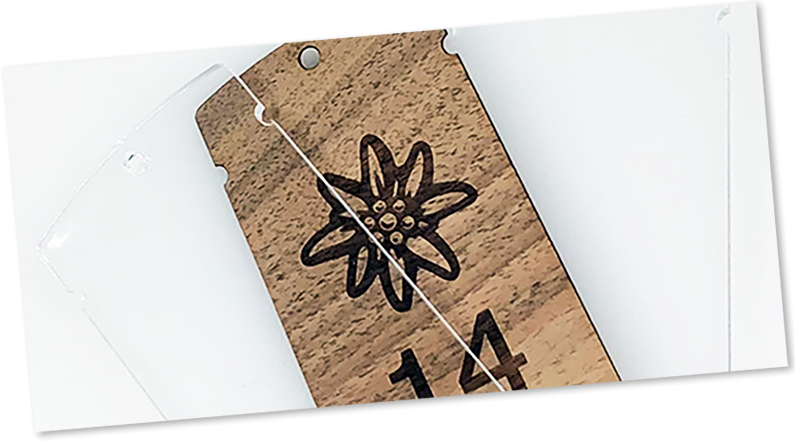 Schluesselanhaenger aus Kunsstoff oder Holz