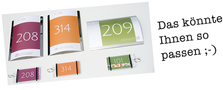 Zur Beschilderung passende Schlüsselanhänger